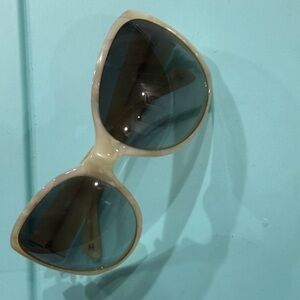 CHANEL Cream Oversized Cat-Eye Sunglasses with Dark Lenses